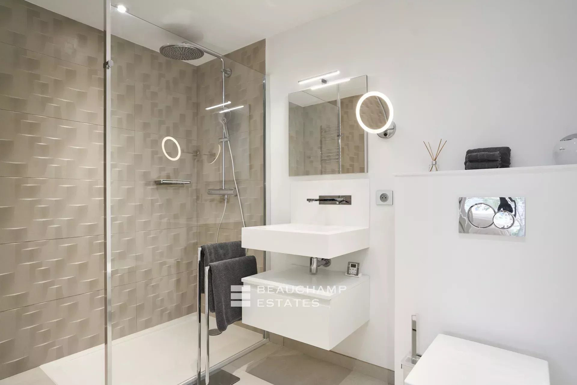 Villa moderne de 5 chambres avec vue mer panoramique dans le secteur Cannes Croix des Gardes Modern 5-bedroom villa with panoramic sea views in Cannes Croix des Gardes