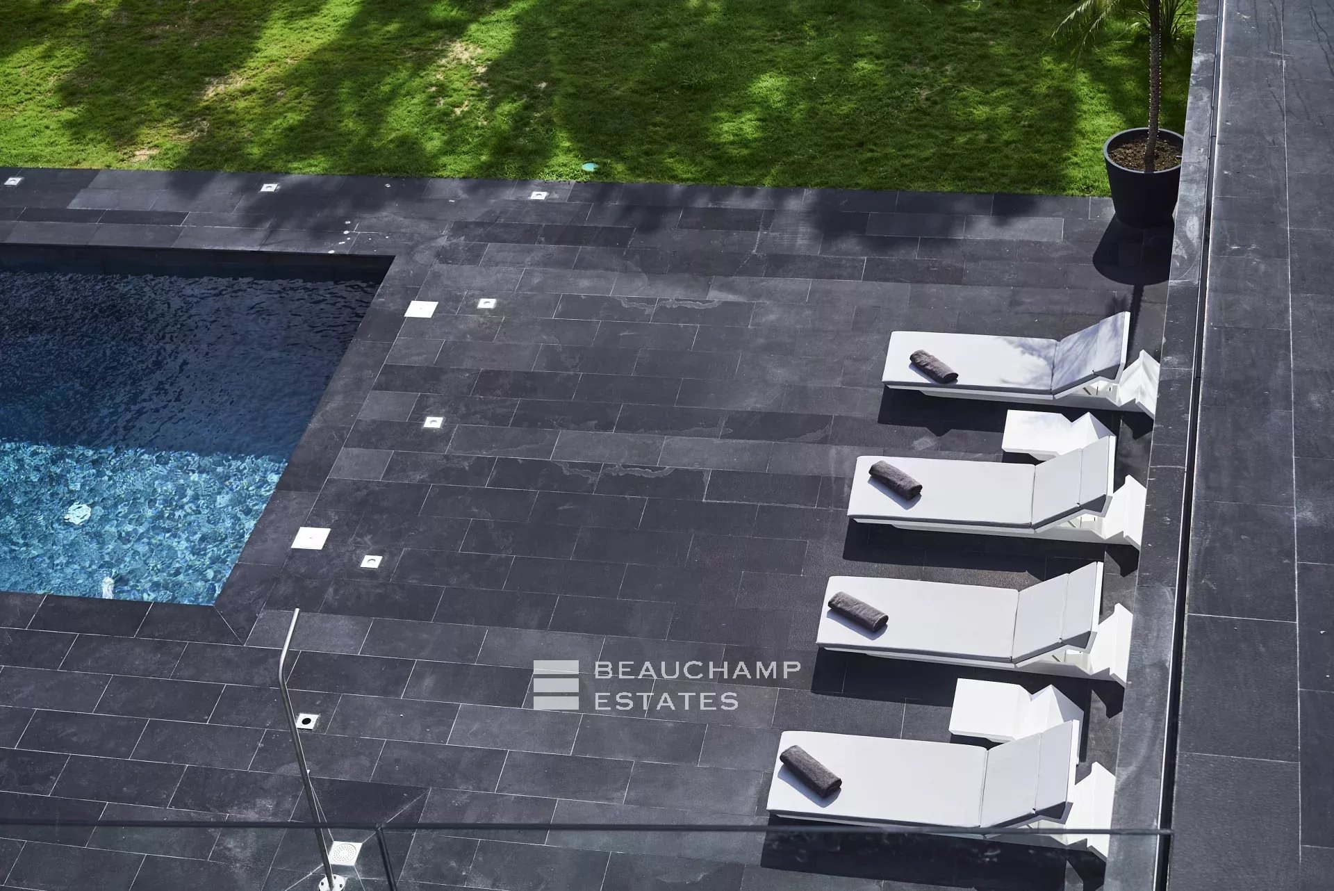 Villa moderne de 5 chambres avec vue mer panoramique dans le secteur Cannes Croix des Gardes Modern 5-bedroom villa with panoramic sea views in Cannes Croix des Gardes