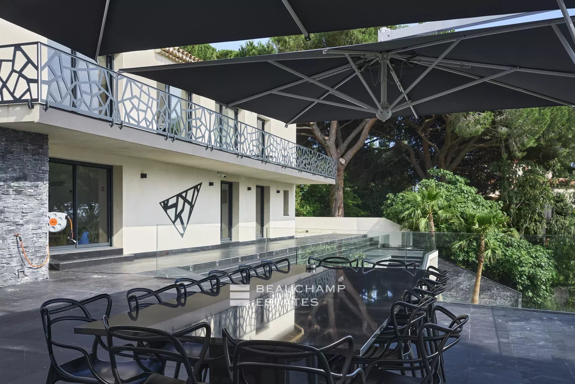 Villa moderne de 5 chambres avec vue mer panoramique dans le secteur Cannes Croix des Gardes Modern 5-bedroom villa with panoramic sea views in Cannes Croix des Gardes