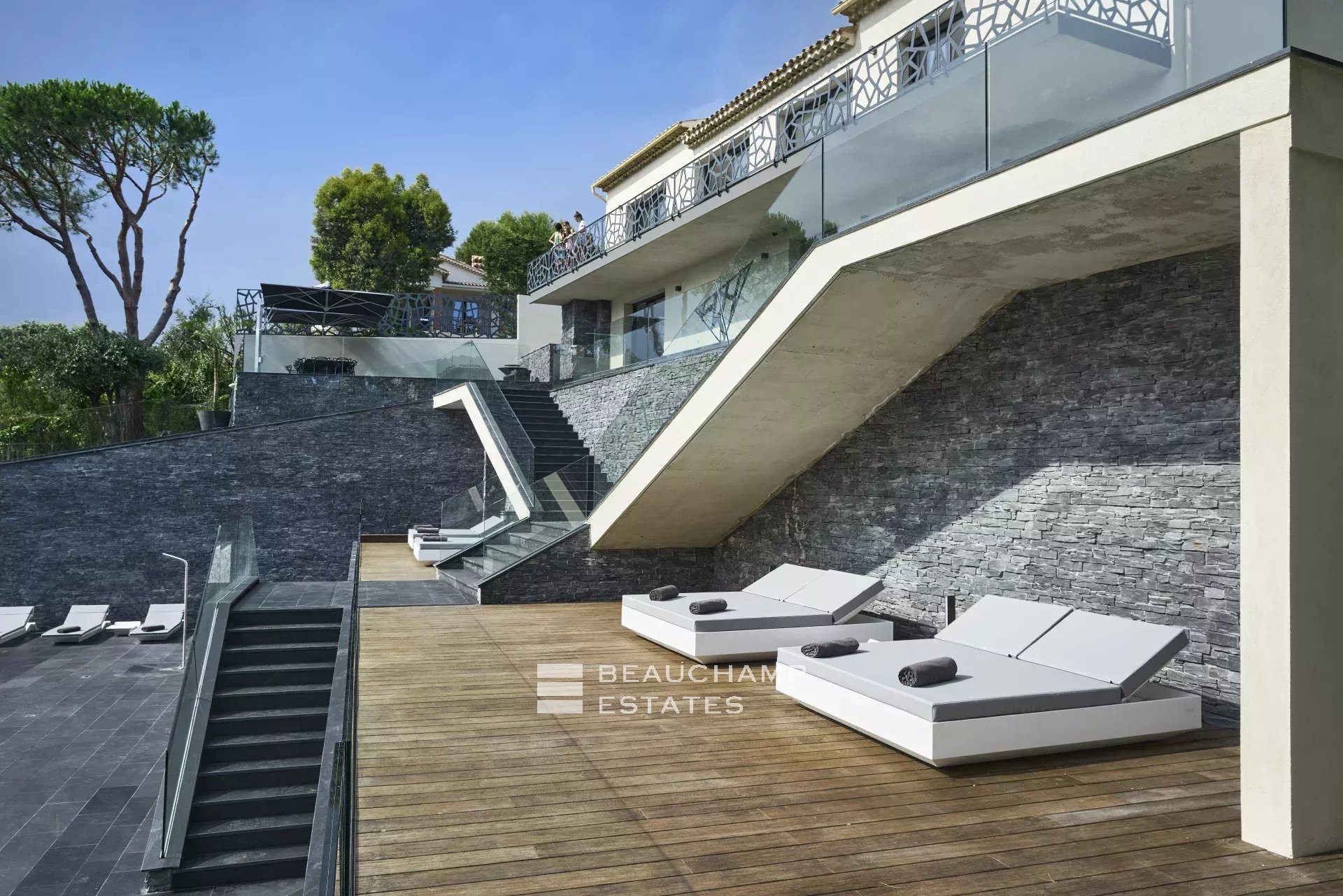 Villa moderne de 5 chambres avec vue mer panoramique dans le secteur Cannes Croix des Gardes Modern 5-bedroom villa with panoramic sea views in Cannes Croix des Gardes