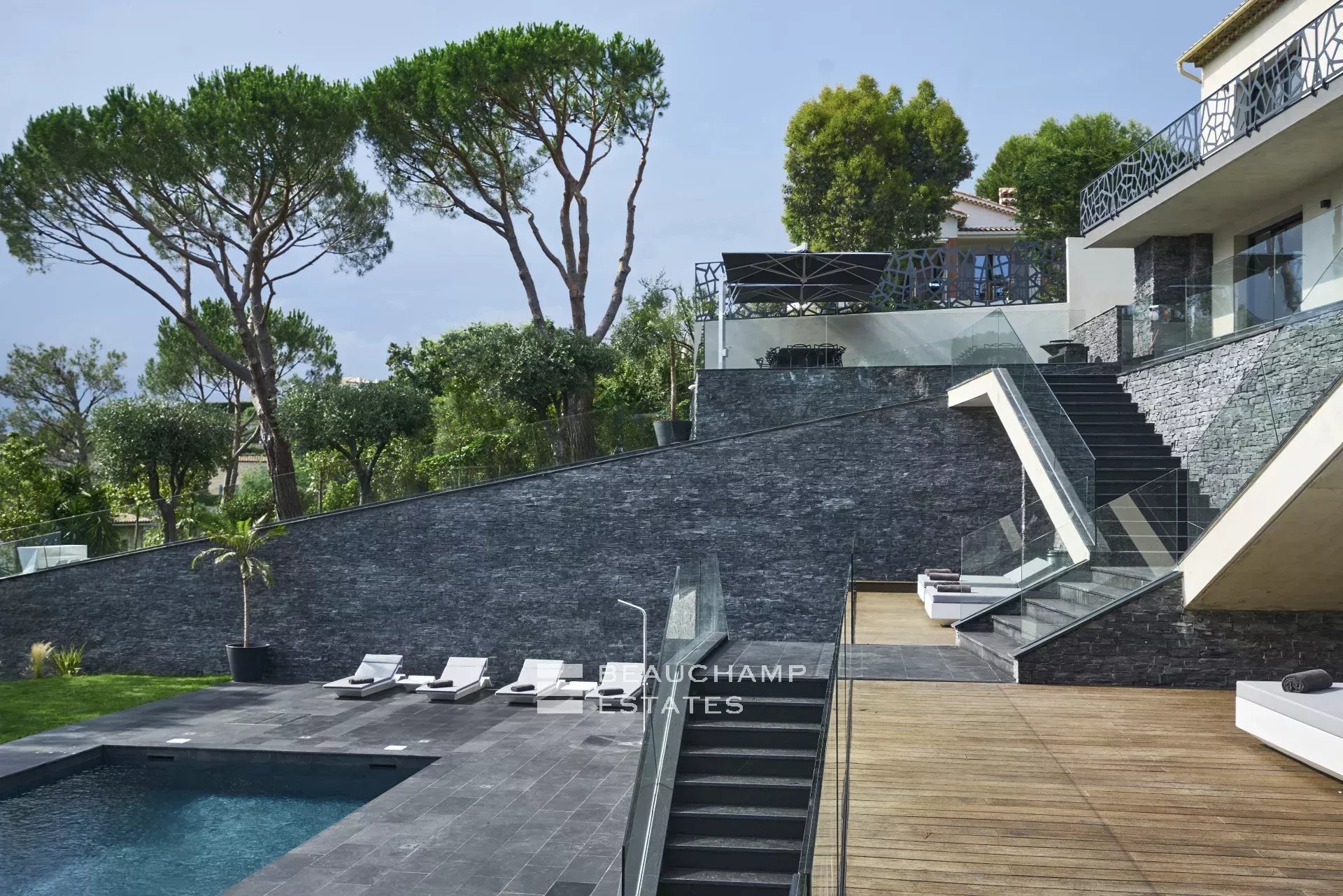 Villa moderne de 5 chambres avec vue mer panoramique dans le secteur Cannes Croix des Gardes Modern 5-bedroom villa with panoramic sea views in Cannes Croix des Gardes