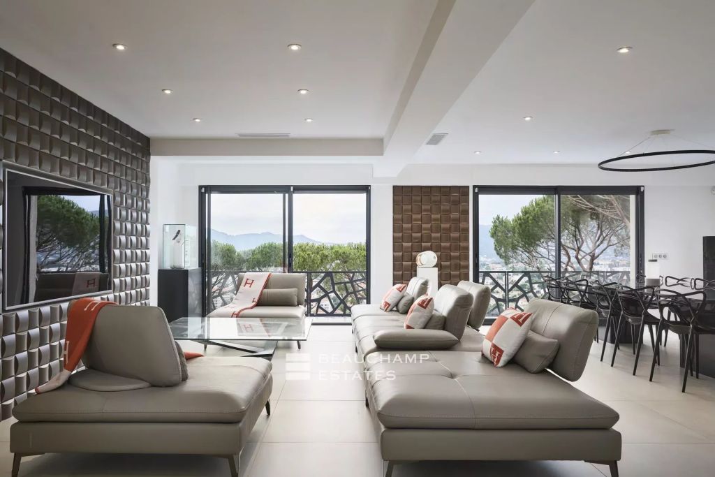 Modern 5-bedroom villa with panoramic sea views in Cannes Croix des Gardes