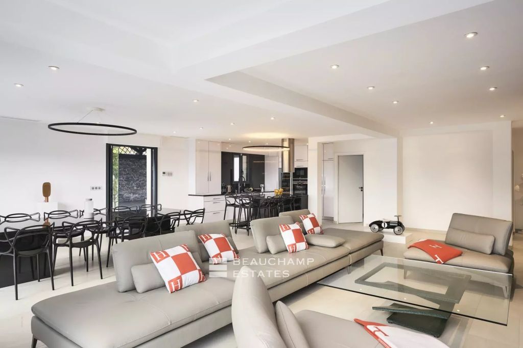 Modern 5-bedroom villa with panoramic sea views in Cannes Croix des Gardes
