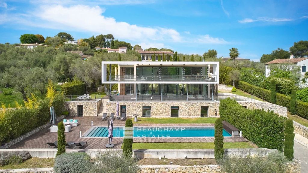 Modern 6-bedroom villa located in a residential area near Mougins