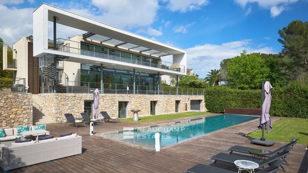 Modern 6-bedroom villa located in a residential area near Mougins