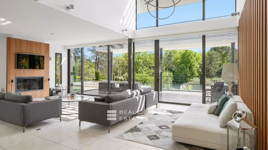 Modern 6-bedroom villa located in a residential area near Mougins