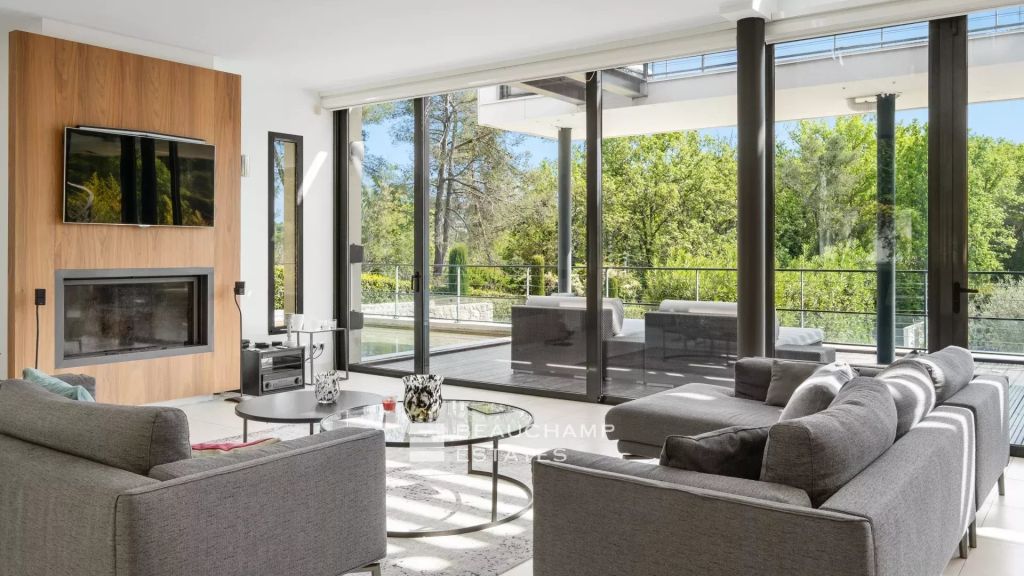 Modern 6-bedroom villa located in a residential area near Mougins