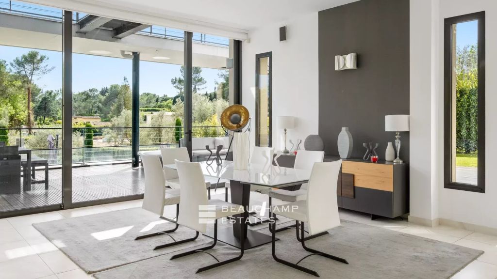 Modern 6-bedroom villa located in a residential area near Mougins