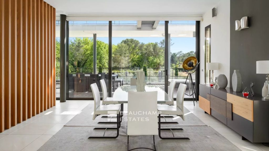 Modern 6-bedroom villa located in a residential area near Mougins
