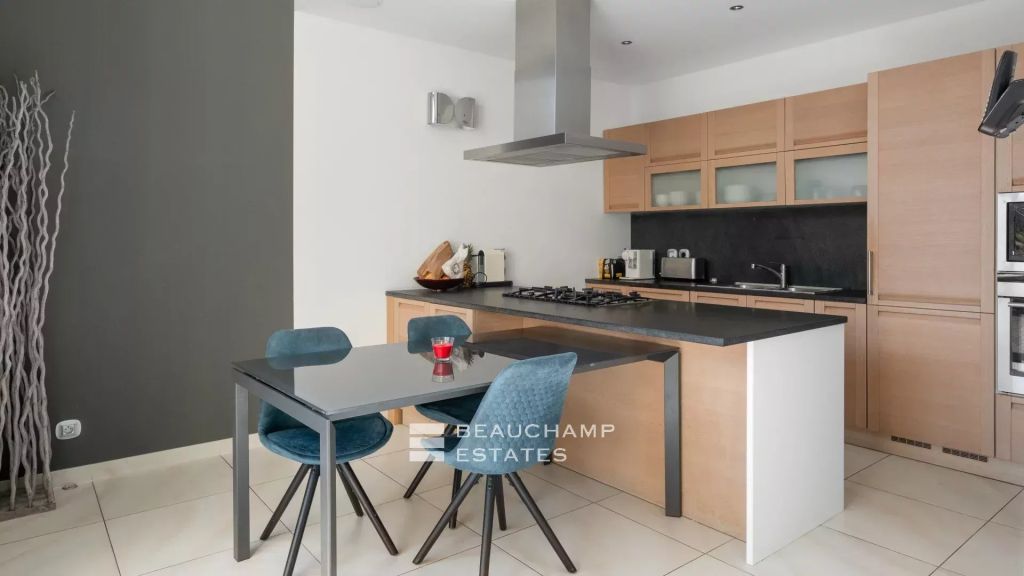 Modern 6-bedroom villa located in a residential area near Mougins