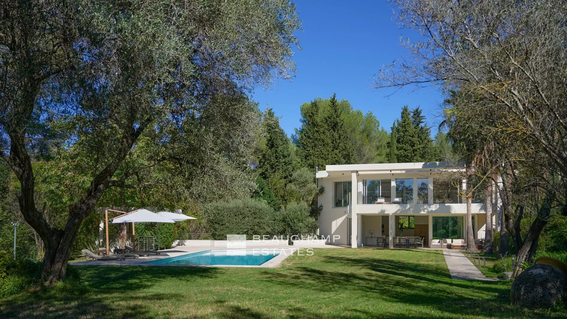 Villa moderne de 8 chambres située au coeur d’un quartier calme de Mougins Modern 8-Bedroom Villa Located in the Heart of a Quiet Neighborhood in Mougins