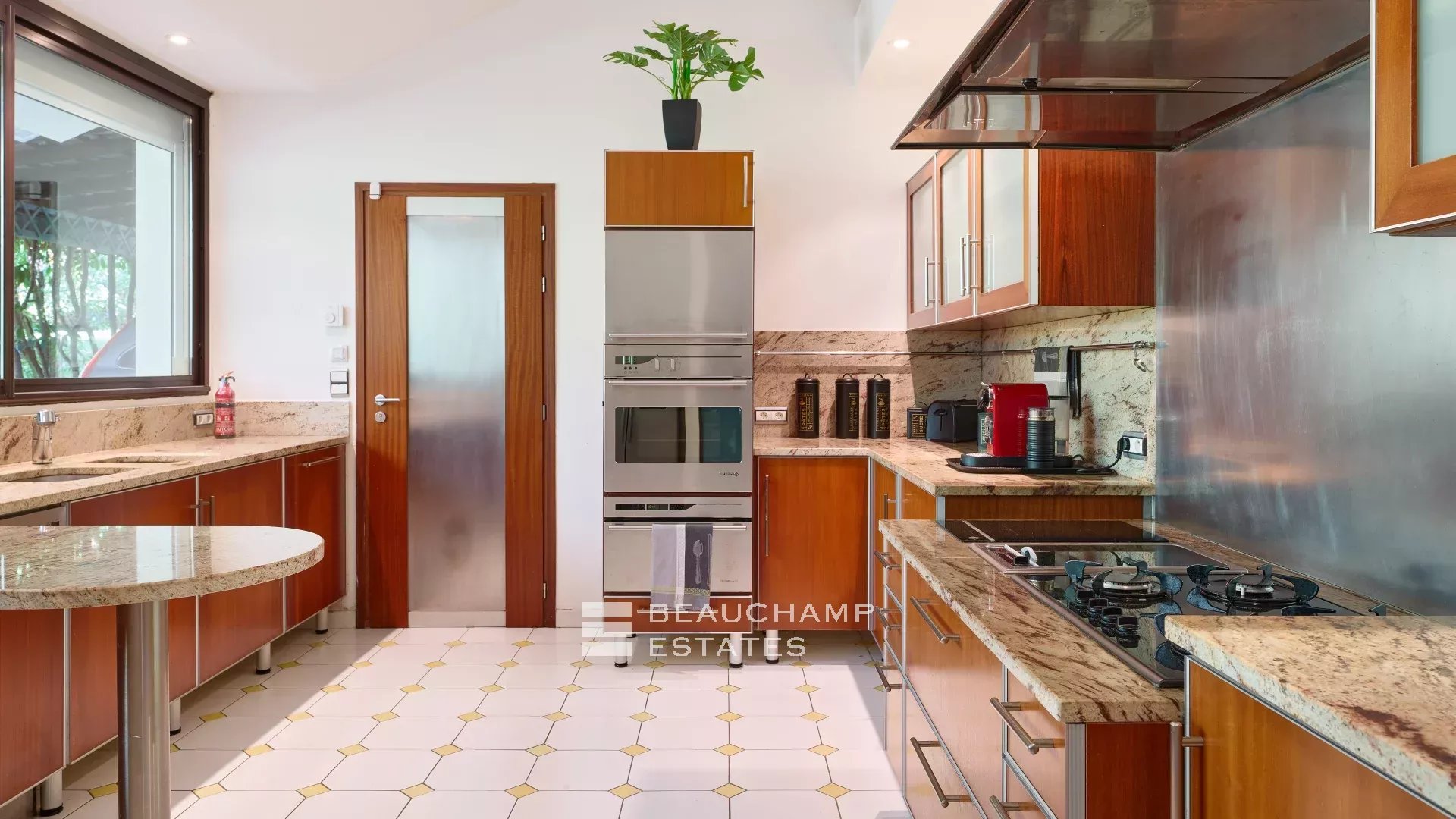 Villa moderne de 8 chambres située au coeur d’un quartier calme de Mougins Modern 8-Bedroom Villa Located in the Heart of a Quiet Neighborhood in Mougins