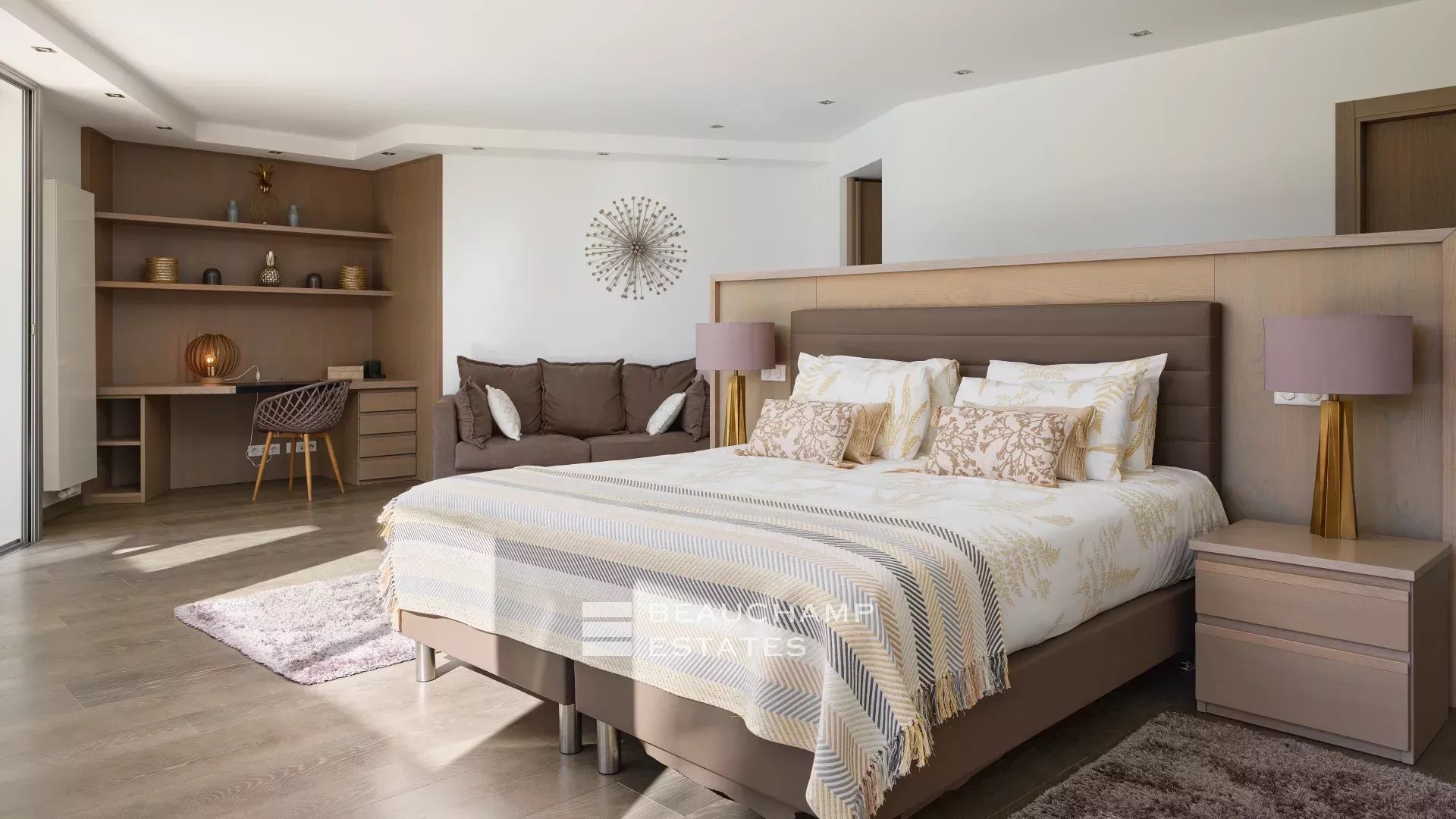 Villa moderne de 8 chambres située au coeur d’un quartier calme de Mougins Modern 8-Bedroom Villa Located in the Heart of a Quiet Neighborhood in Mougins