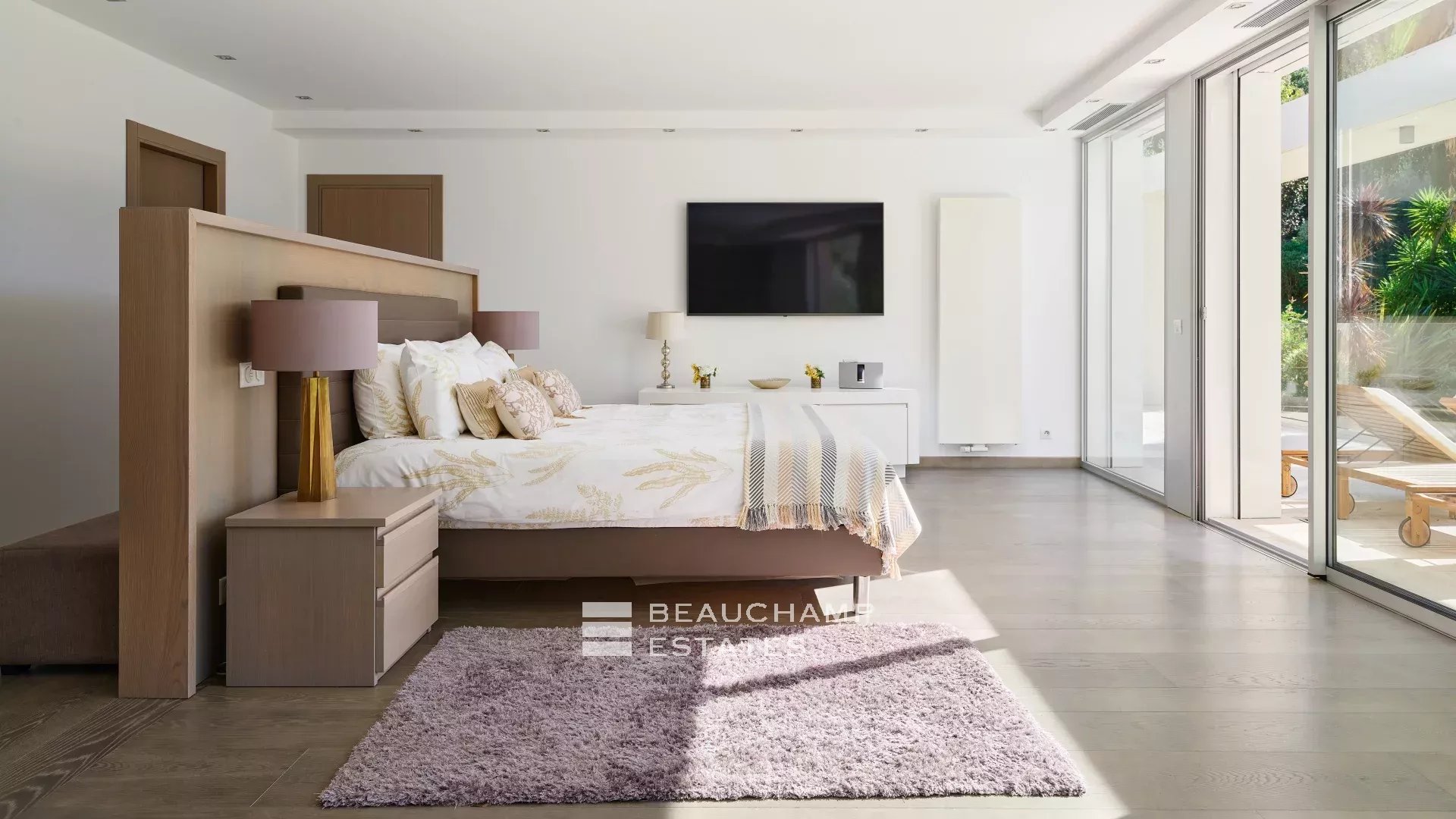 Villa moderne de 8 chambres située au coeur d’un quartier calme de Mougins Modern 8-Bedroom Villa Located in the Heart of a Quiet Neighborhood in Mougins