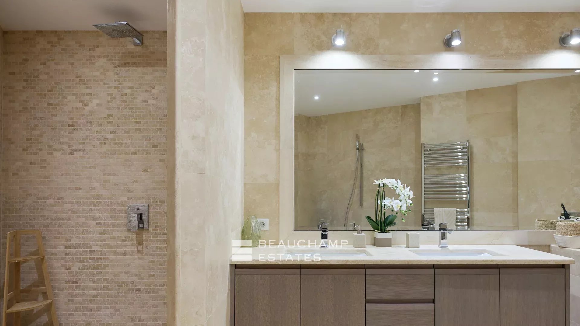 Villa moderne de 8 chambres située au coeur d’un quartier calme de Mougins Modern 8-Bedroom Villa Located in the Heart of a Quiet Neighborhood in Mougins