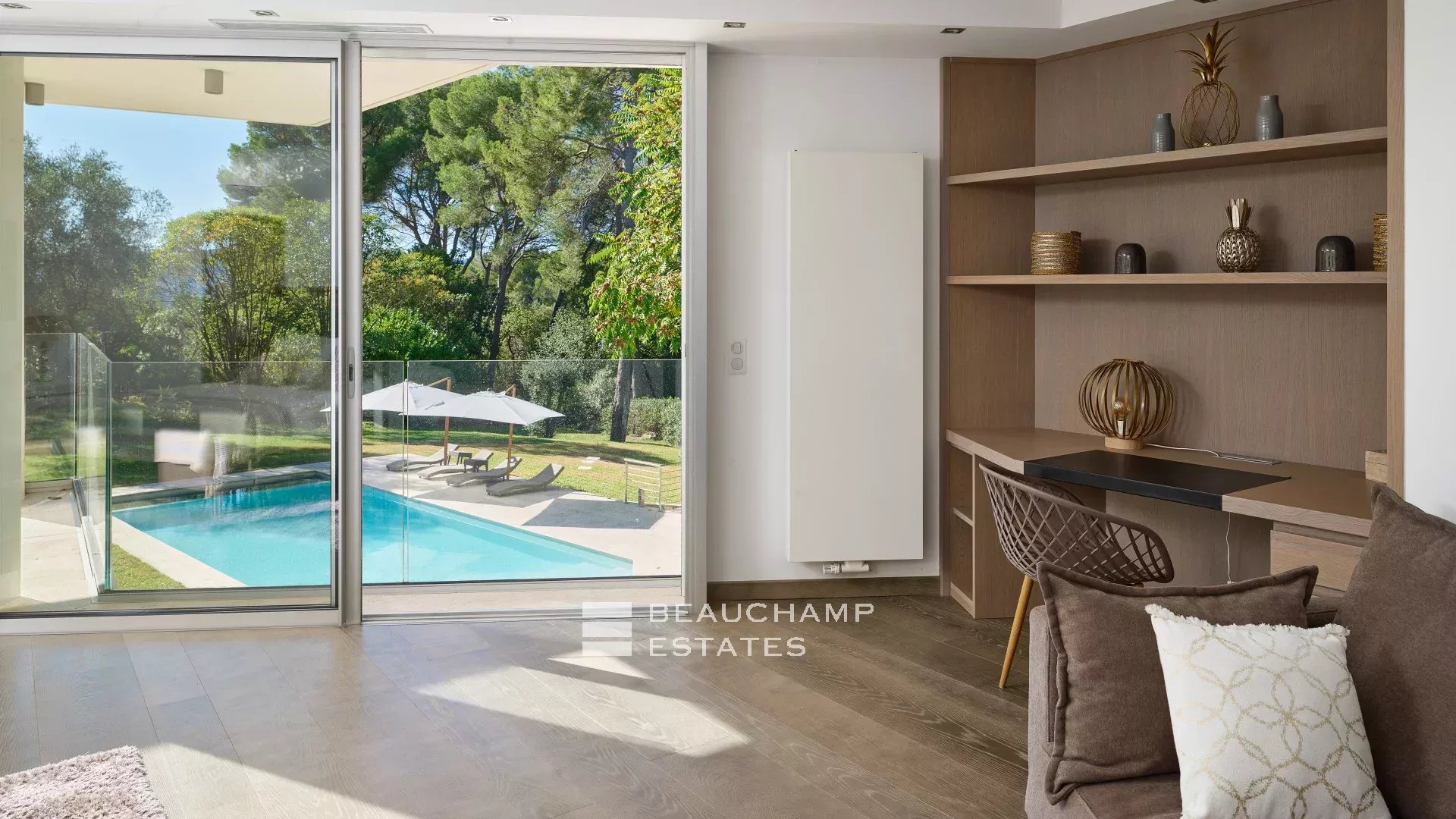 Villa moderne de 8 chambres située au coeur d’un quartier calme de Mougins Modern 8-Bedroom Villa Located in the Heart of a Quiet Neighborhood in Mougins