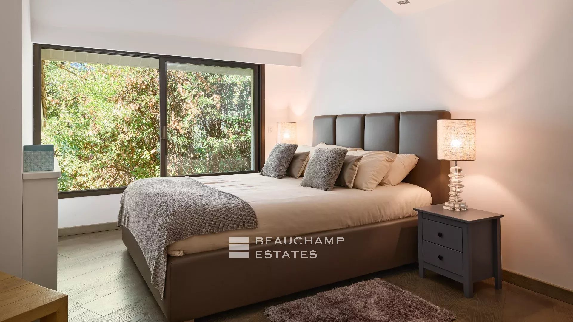 Villa moderne de 8 chambres située au coeur d’un quartier calme de Mougins Modern 8-Bedroom Villa Located in the Heart of a Quiet Neighborhood in Mougins