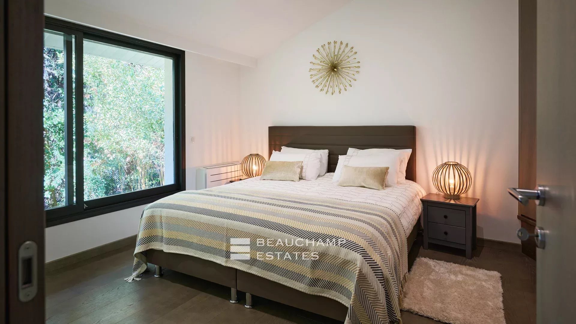 Villa moderne de 8 chambres située au coeur d’un quartier calme de Mougins Modern 8-Bedroom Villa Located in the Heart of a Quiet Neighborhood in Mougins