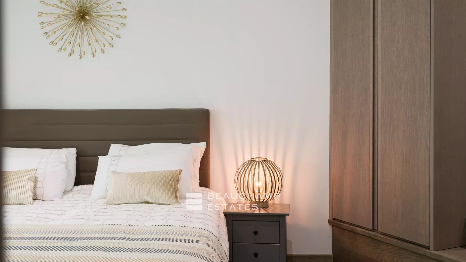 Villa moderne de 8 chambres située au coeur d’un quartier calme de Mougins Modern 8-Bedroom Villa Located in the Heart of a Quiet Neighborhood in Mougins