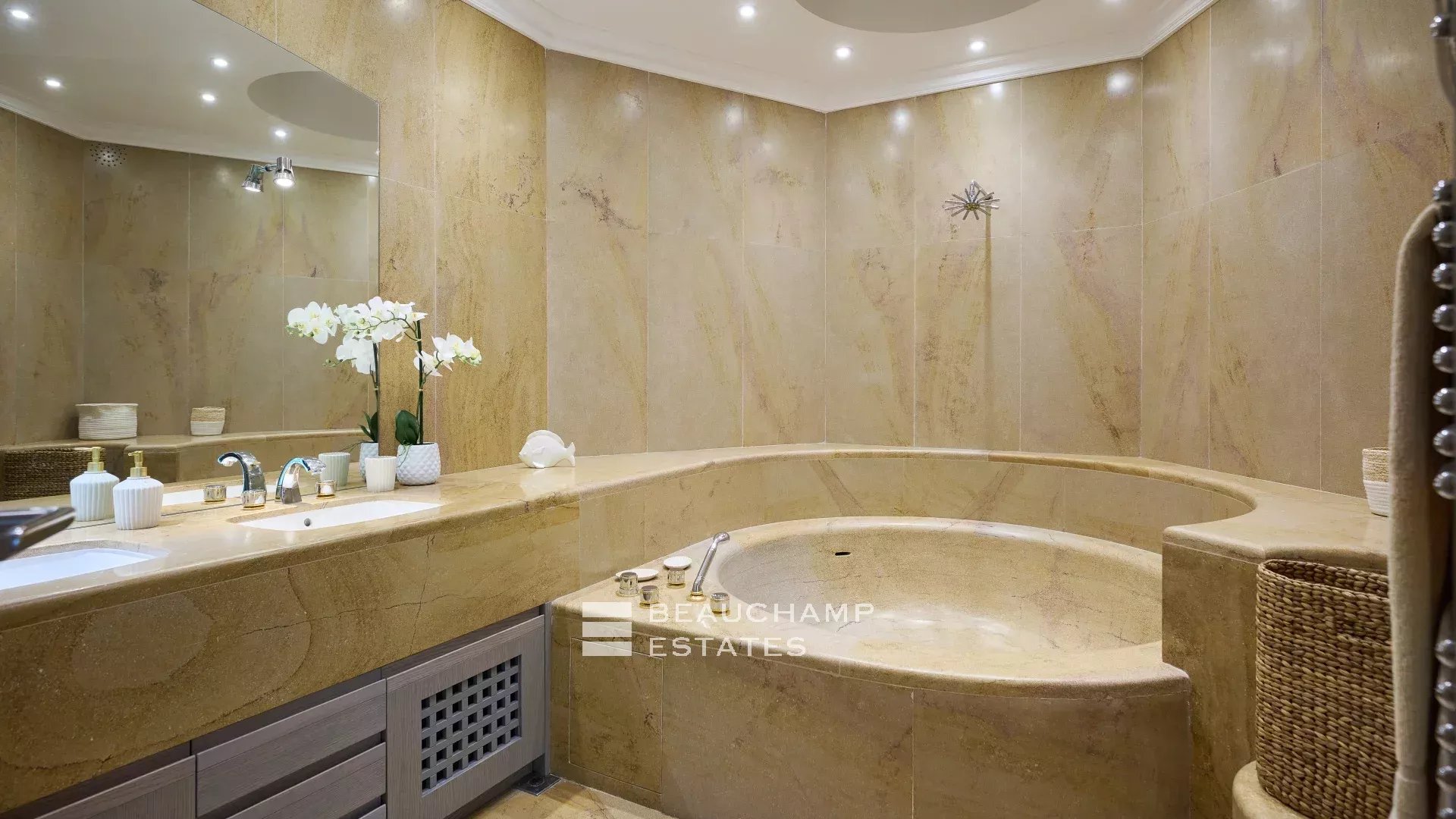 Villa moderne de 8 chambres située au coeur d’un quartier calme de Mougins Modern 8-Bedroom Villa Located in the Heart of a Quiet Neighborhood in Mougins