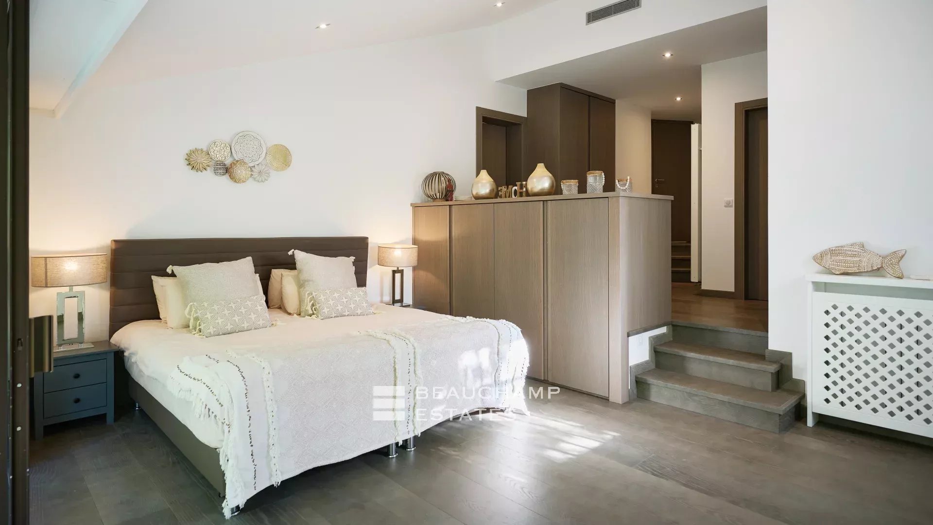 Villa moderne de 8 chambres située au coeur d’un quartier calme de Mougins Modern 8-Bedroom Villa Located in the Heart of a Quiet Neighborhood in Mougins