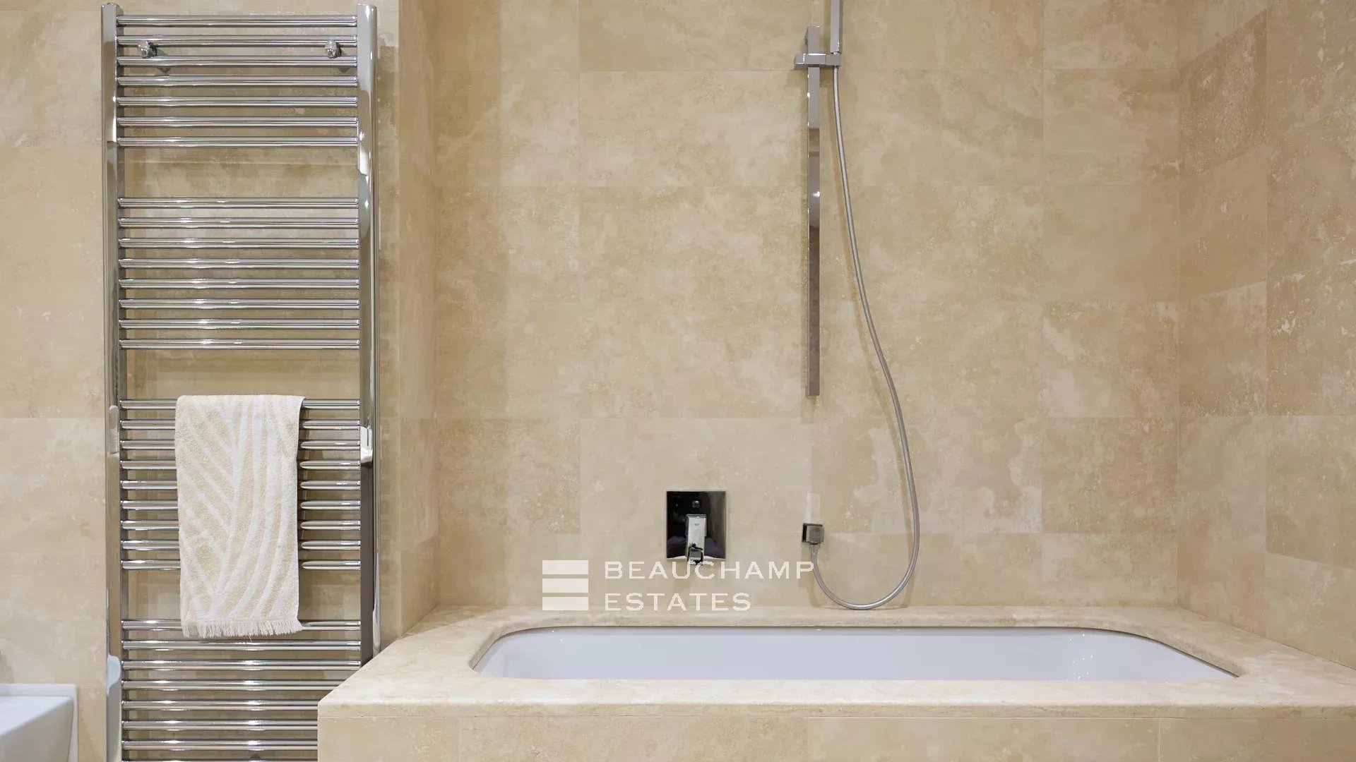 Villa moderne de 8 chambres située au coeur d’un quartier calme de Mougins Modern 8-Bedroom Villa Located in the Heart of a Quiet Neighborhood in Mougins