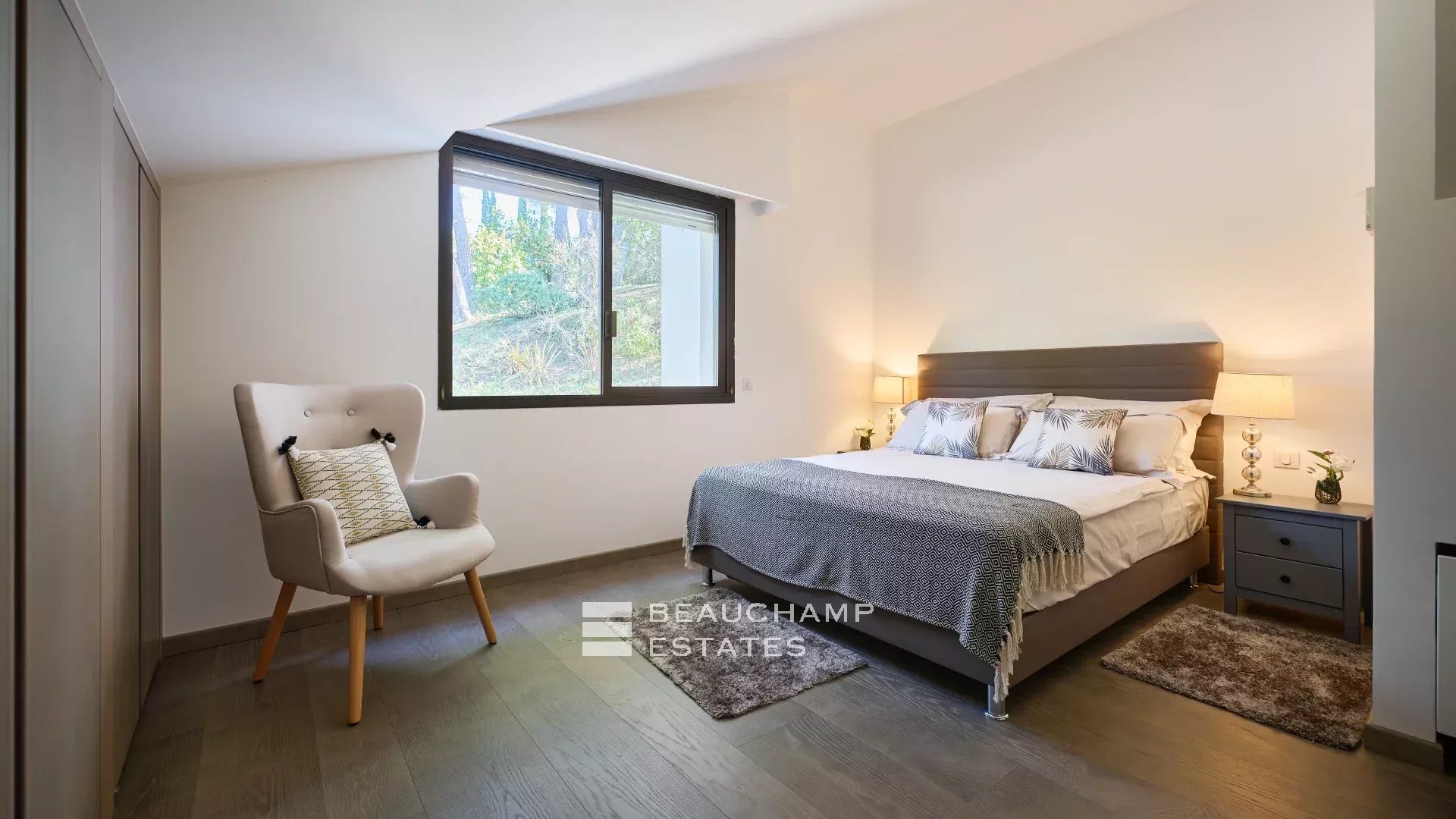 Villa moderne de 8 chambres située au coeur d’un quartier calme de Mougins Modern 8-Bedroom Villa Located in the Heart of a Quiet Neighborhood in Mougins