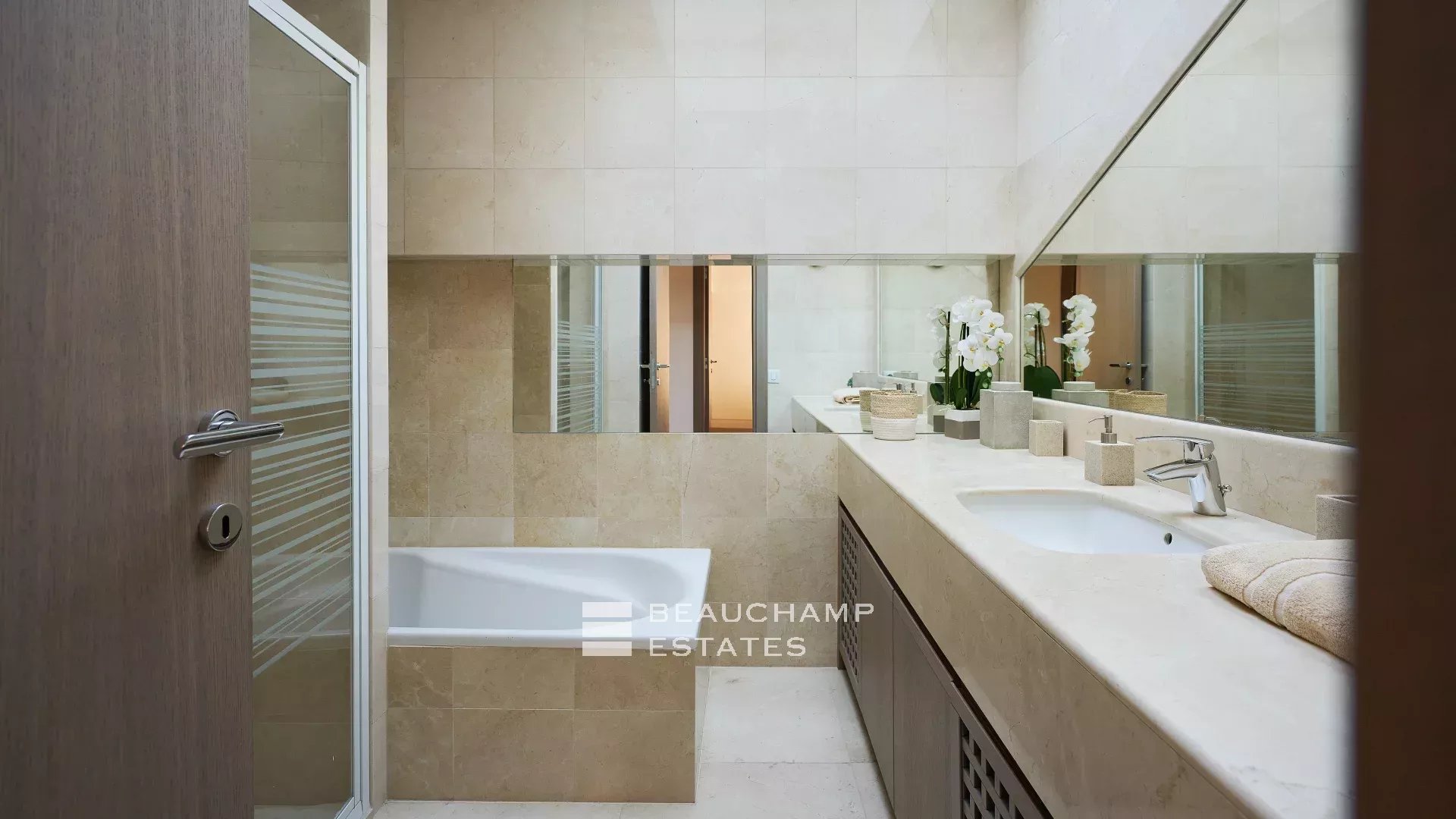 Villa moderne de 8 chambres située au coeur d’un quartier calme de Mougins Modern 8-Bedroom Villa Located in the Heart of a Quiet Neighborhood in Mougins