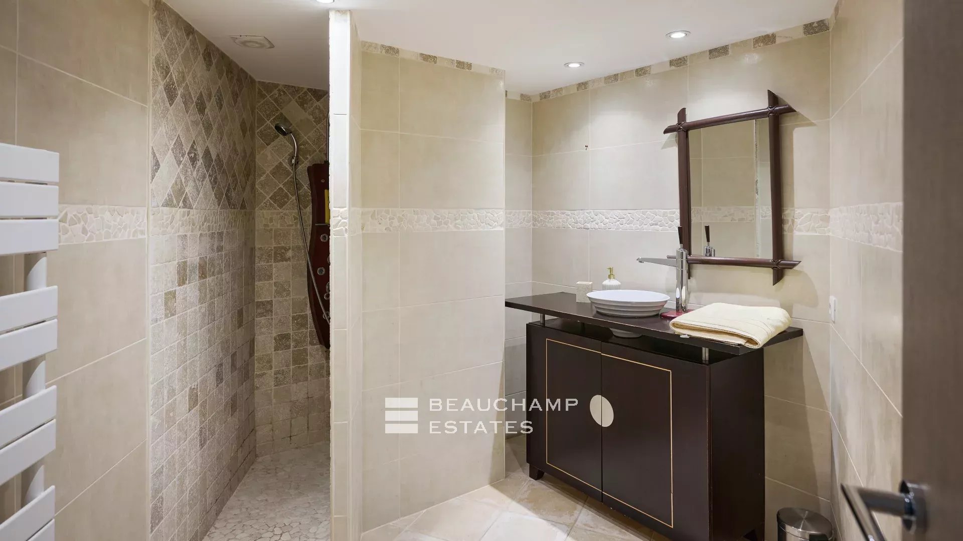 Villa moderne de 8 chambres située au coeur d’un quartier calme de Mougins Modern 8-Bedroom Villa Located in the Heart of a Quiet Neighborhood in Mougins