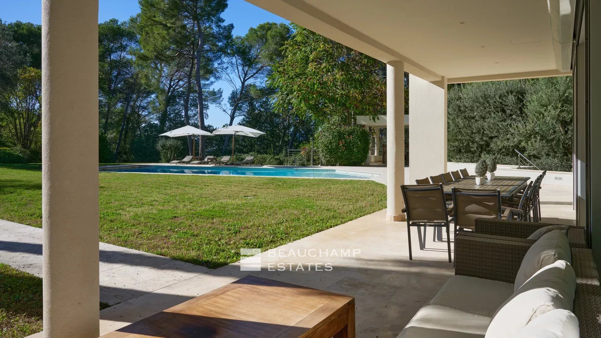 Villa moderne de 8 chambres située au coeur d’un quartier calme de Mougins Modern 8-Bedroom Villa Located in the Heart of a Quiet Neighborhood in Mougins