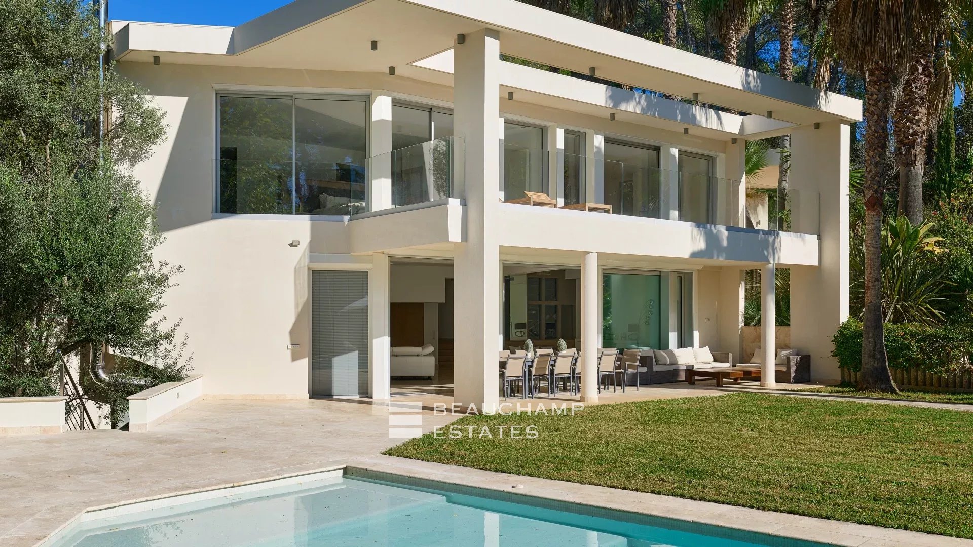 Villa moderne de 8 chambres située au coeur d’un quartier calme de Mougins Modern 8-Bedroom Villa Located in the Heart of a Quiet Neighborhood in Mougins