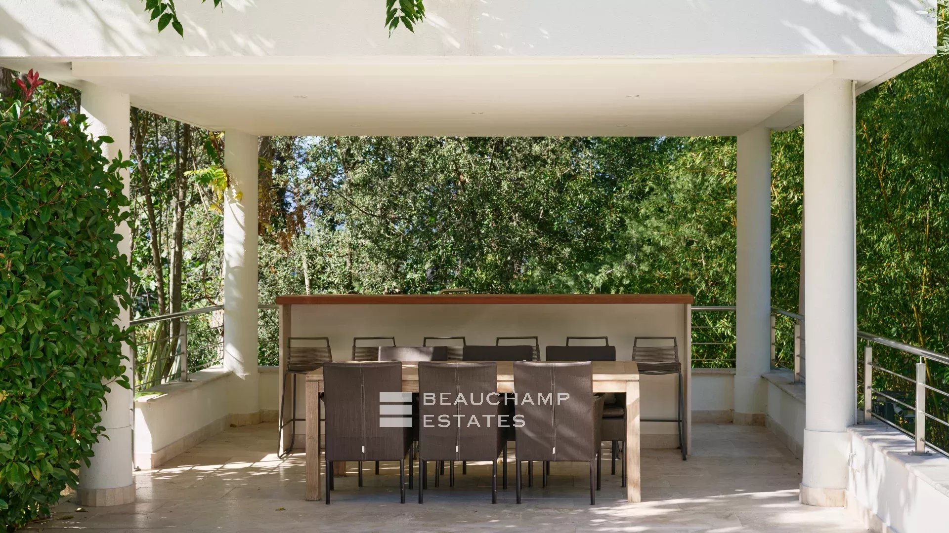 Villa moderne de 8 chambres située au coeur d’un quartier calme de Mougins Modern 8-Bedroom Villa Located in the Heart of a Quiet Neighborhood in Mougins