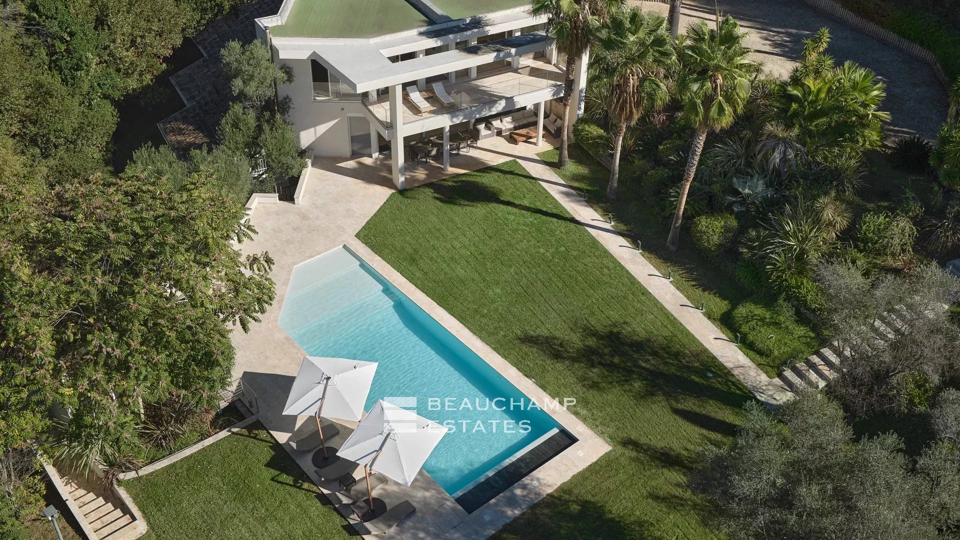 Villa moderne de 8 chambres située au coeur d’un quartier calme de Mougins Modern 8-Bedroom Villa Located in the Heart of a Quiet Neighborhood in Mougins