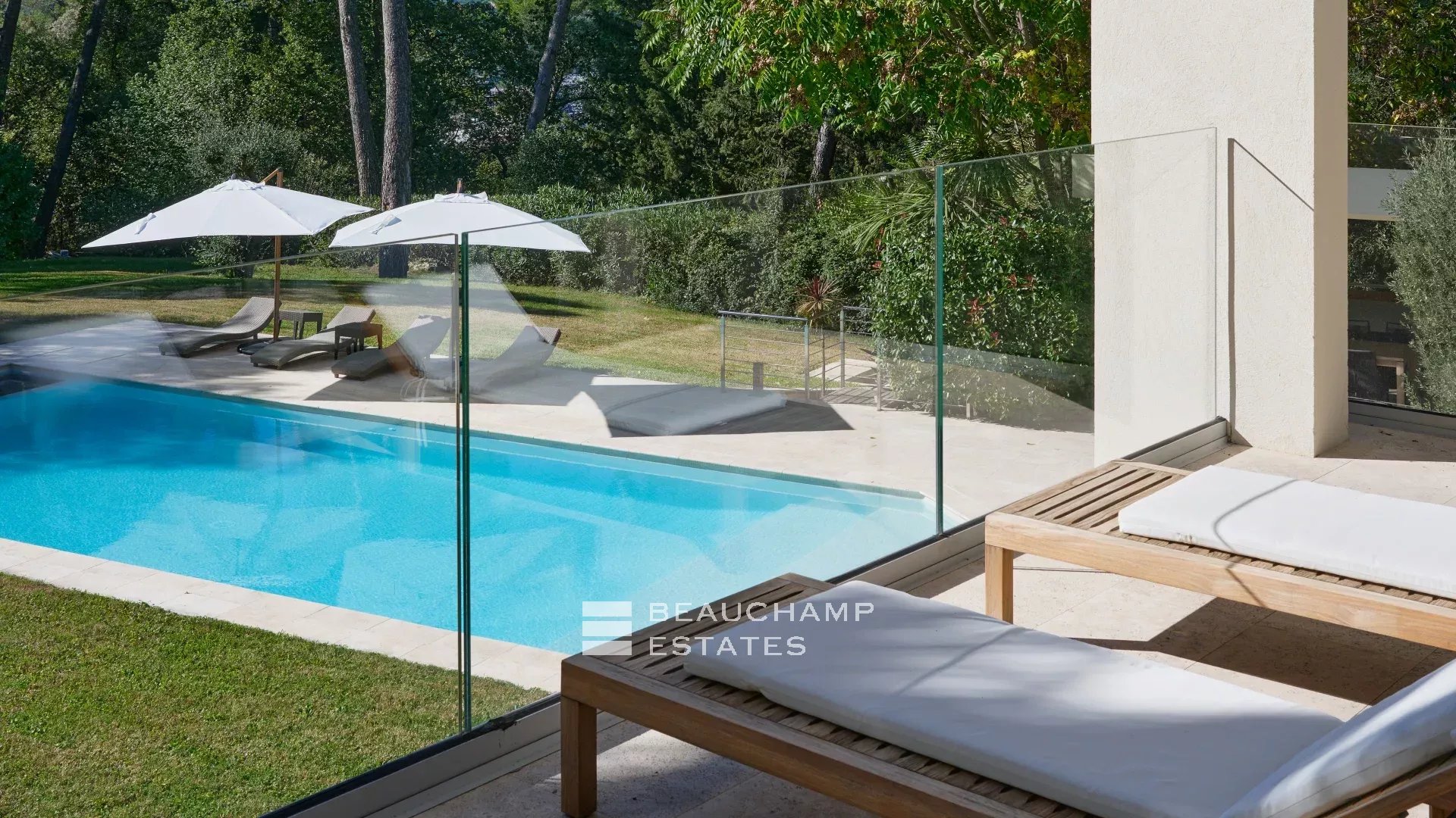 Villa moderne de 8 chambres située au coeur d’un quartier calme de Mougins Modern 8-Bedroom Villa Located in the Heart of a Quiet Neighborhood in Mougins