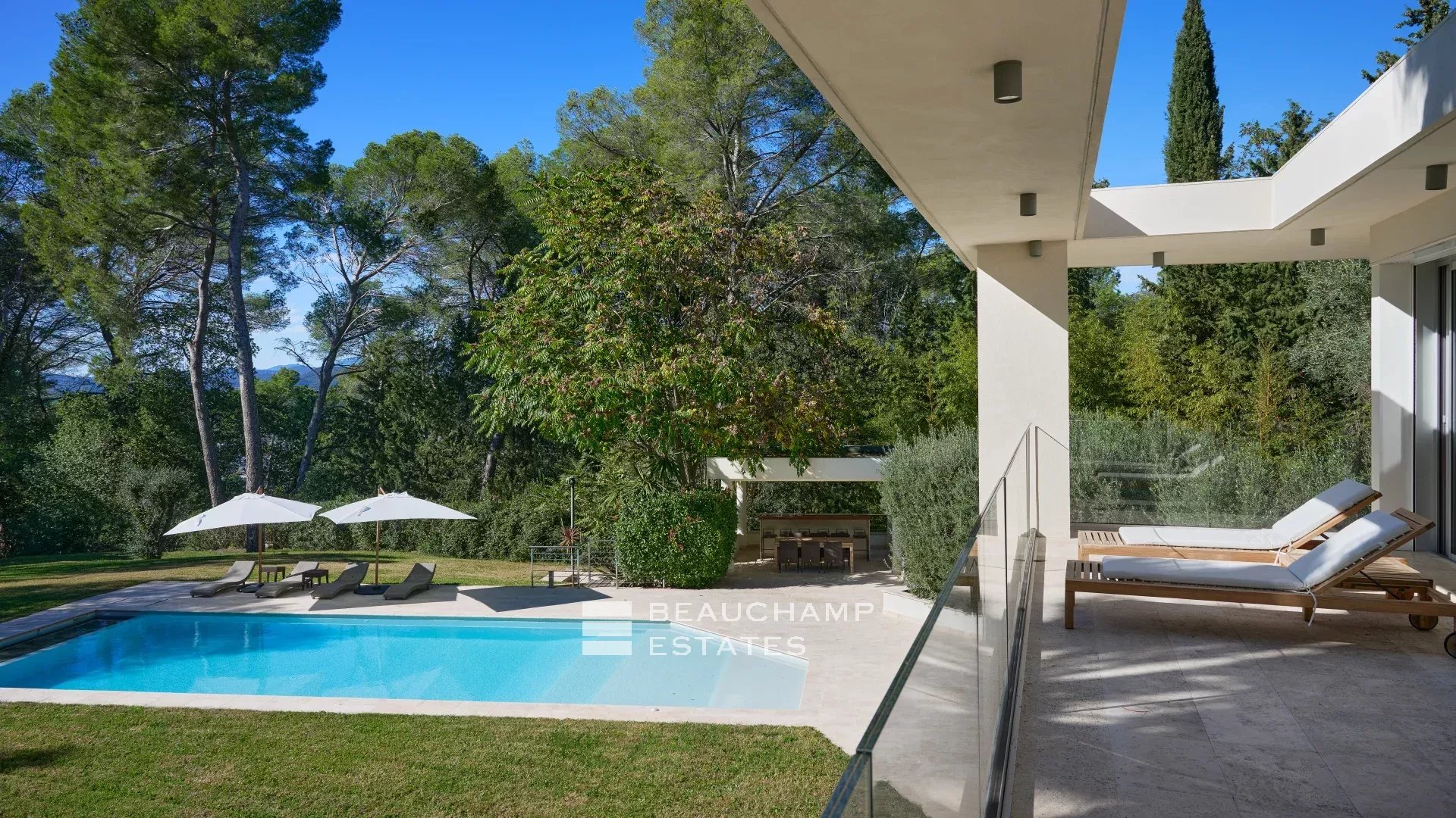 Villa moderne de 8 chambres située au coeur d’un quartier calme de Mougins Modern 8-Bedroom Villa Located in the Heart of a Quiet Neighborhood in Mougins