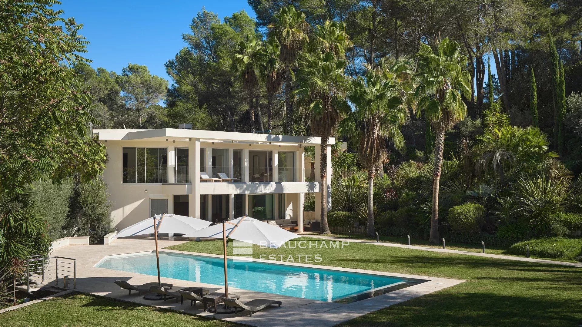 Villa moderne de 8 chambres située au coeur d’un quartier calme de Mougins Modern 8-Bedroom Villa Located in the Heart of a Quiet Neighborhood in Mougins