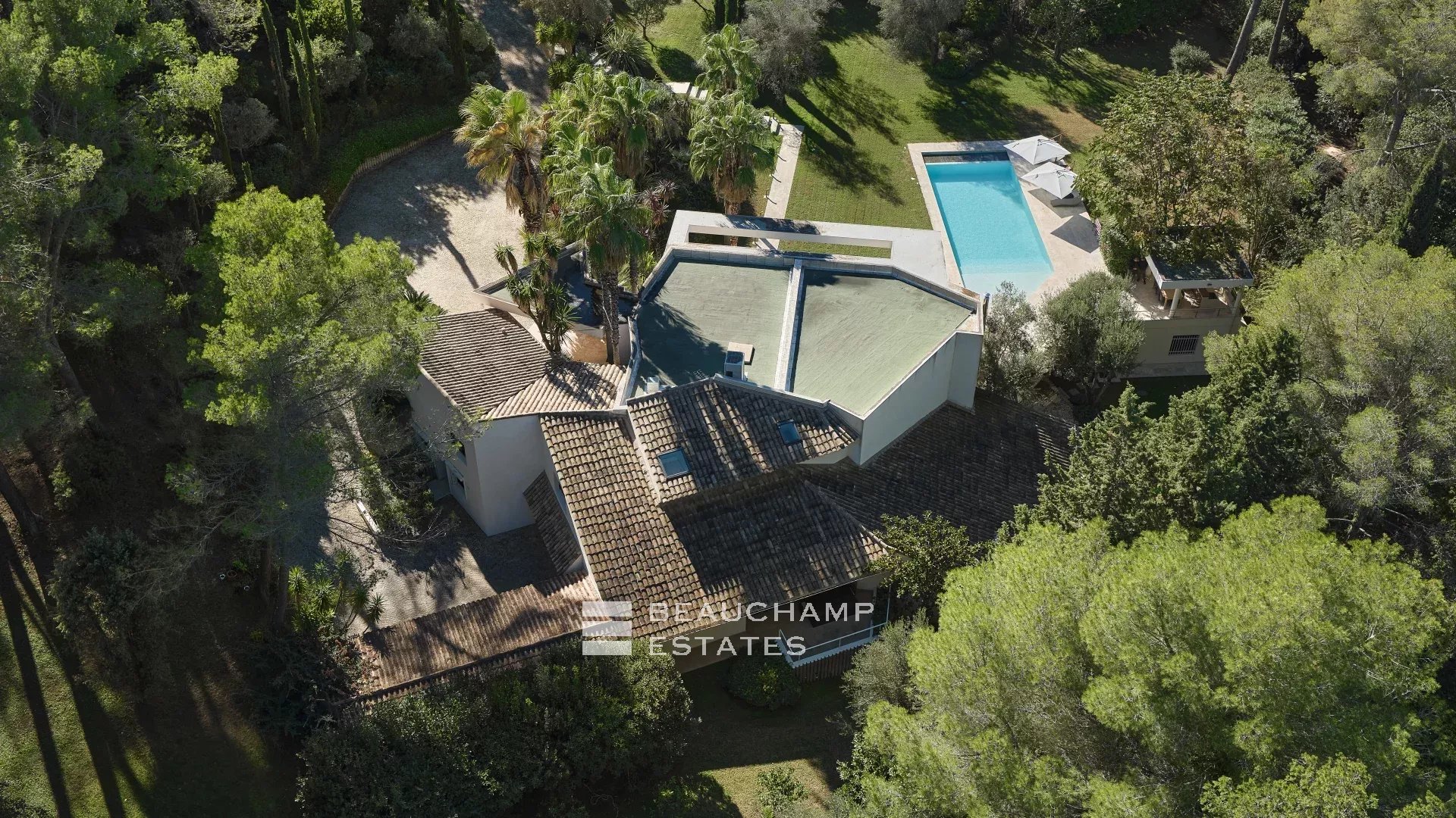 Villa moderne de 8 chambres située au coeur d’un quartier calme de Mougins Modern 8-Bedroom Villa Located in the Heart of a Quiet Neighborhood in Mougins