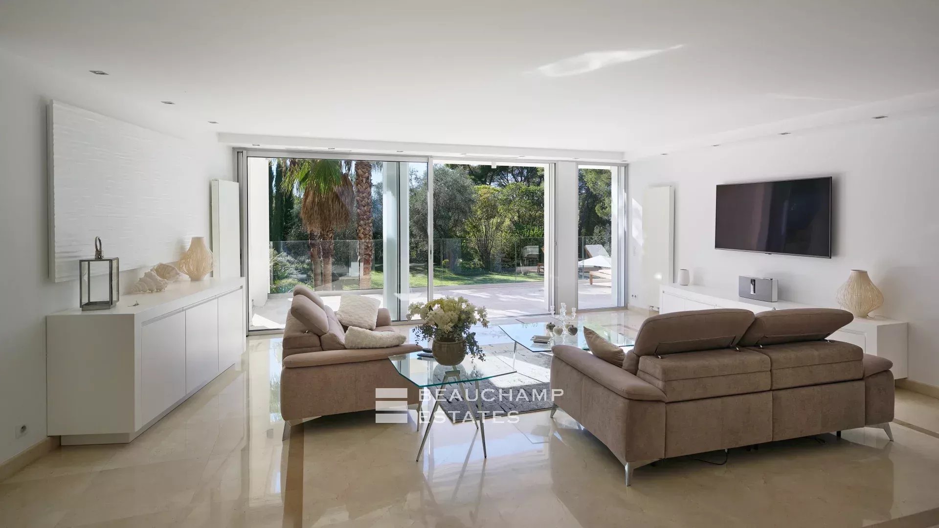 Villa moderne de 8 chambres située au coeur d’un quartier calme de Mougins Modern 8-Bedroom Villa Located in the Heart of a Quiet Neighborhood in Mougins