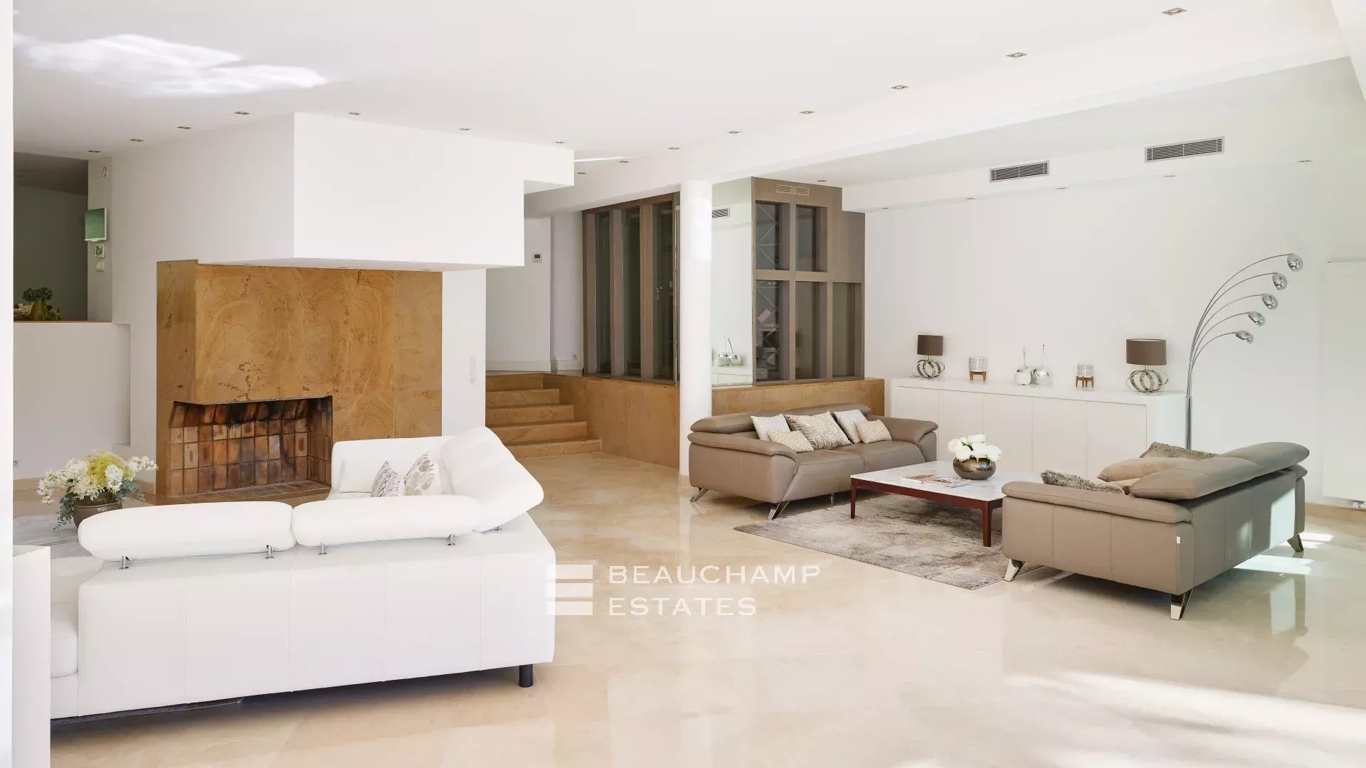 Villa moderne de 8 chambres située au coeur d’un quartier calme de Mougins Modern 8-Bedroom Villa Located in the Heart of a Quiet Neighborhood in Mougins