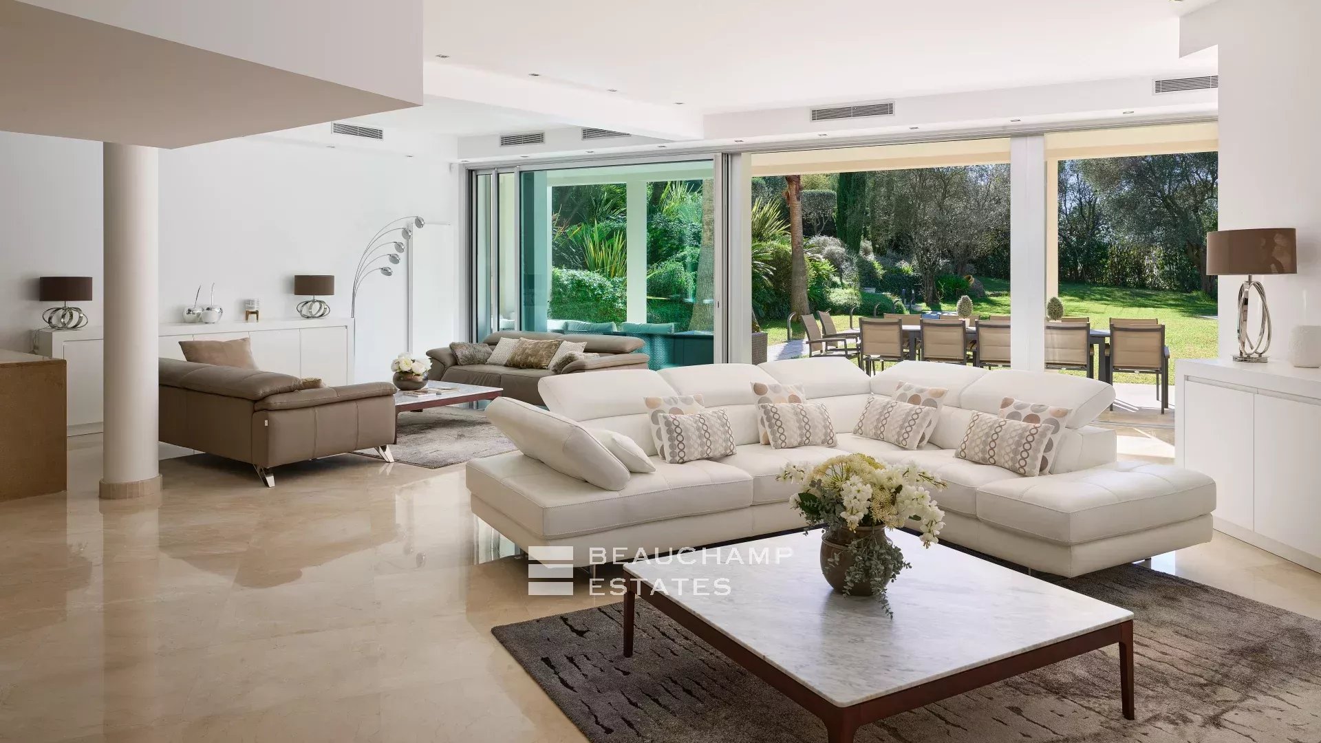 Villa moderne de 8 chambres située au coeur d’un quartier calme de Mougins Modern 8-Bedroom Villa Located in the Heart of a Quiet Neighborhood in Mougins