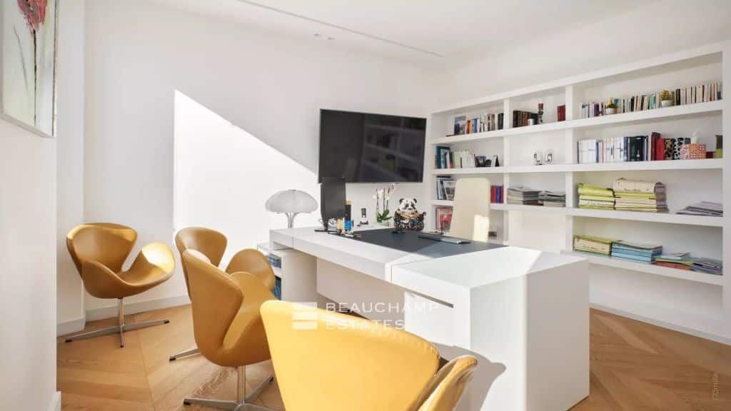 Modern and spacious apartment located in front of the Palais des Festivals