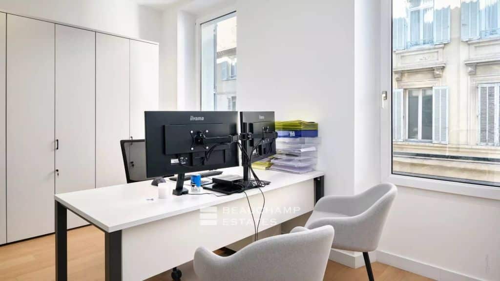 Modern and spacious apartment located in front of the Palais des Festivals