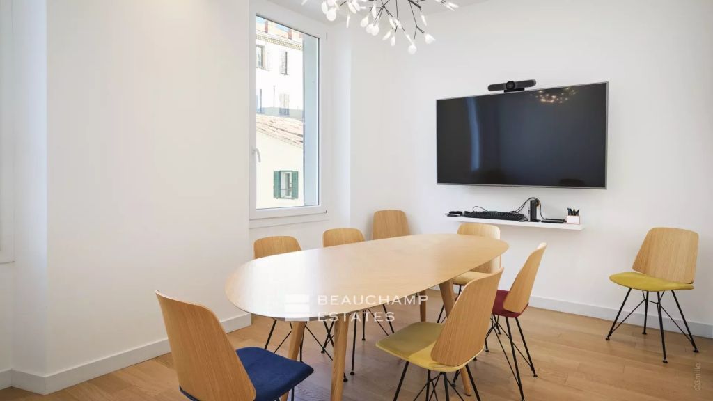 Modern and spacious apartment located in front of the Palais des Festivals