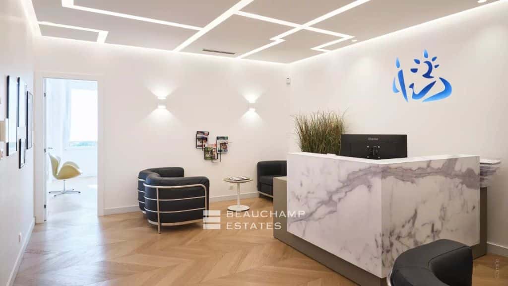 Modern and spacious apartment located in front of the Palais des Festivals