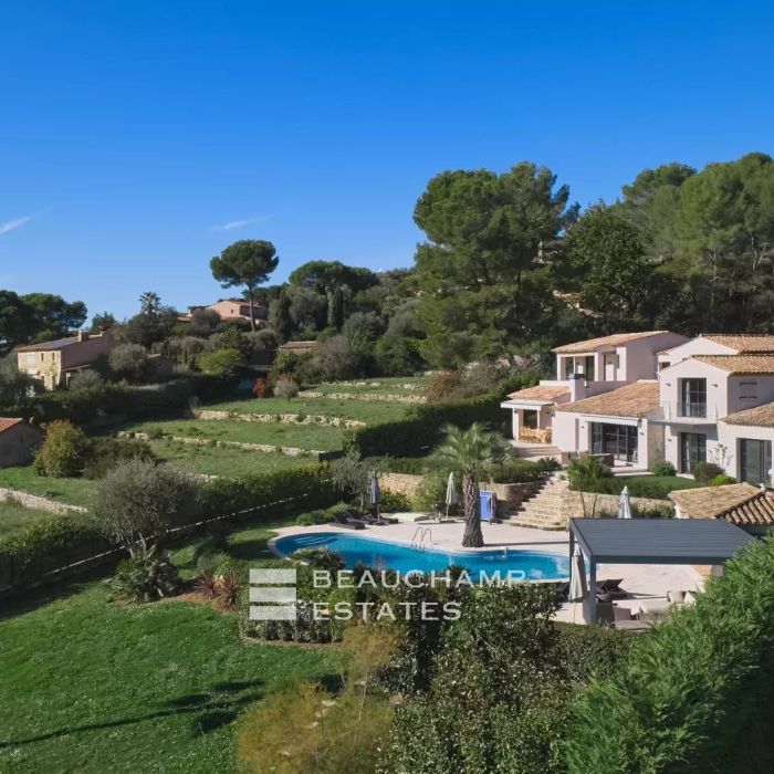 Villa moderne de style provençal de 6 chambres avec vue mer située dans un quartier calme de Mougins