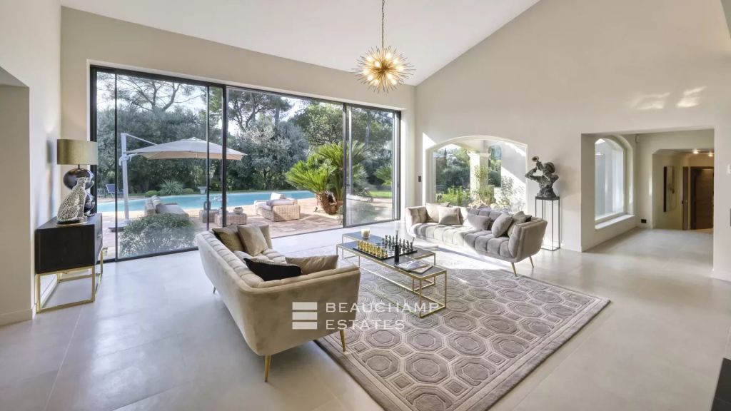 Mougins – Gorgeous renovated villa located in a quiet environment