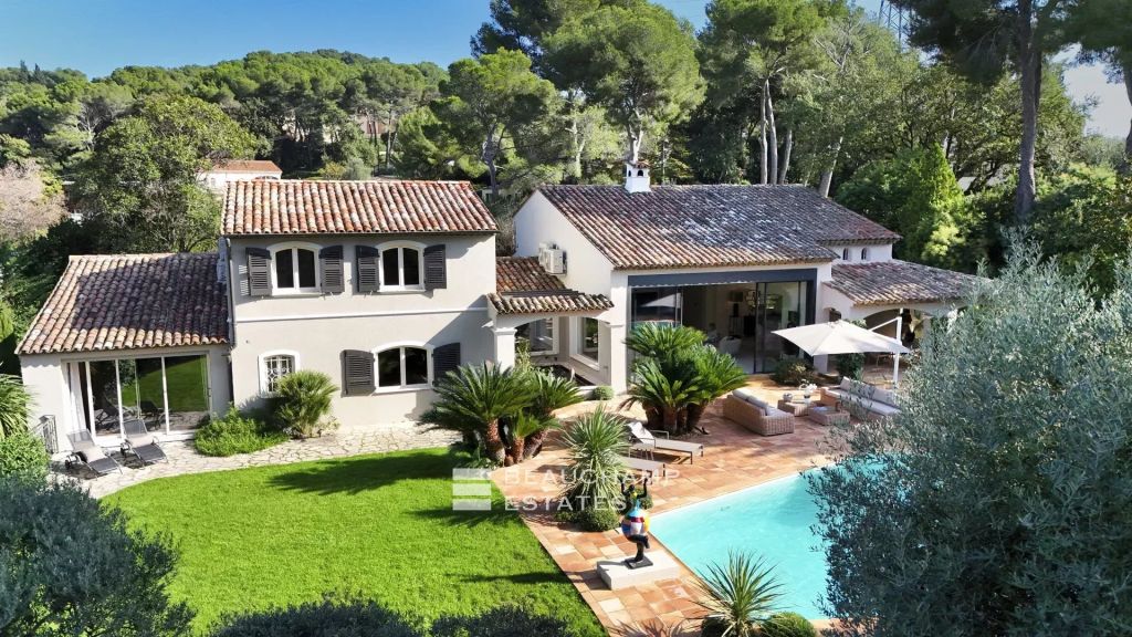 Mougins – Gorgeous renovated villa located in a quiet environment