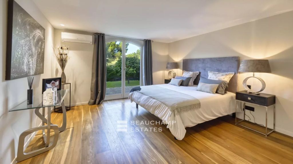 Mougins – Gorgeous renovated villa located in a quiet environment
