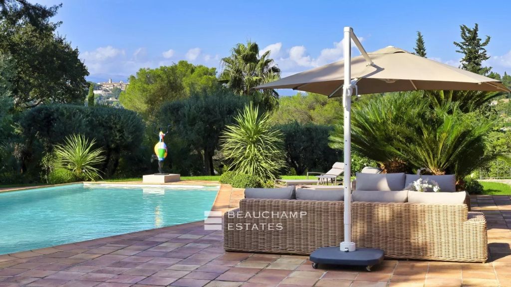 Mougins – Gorgeous renovated villa located in a quiet environment