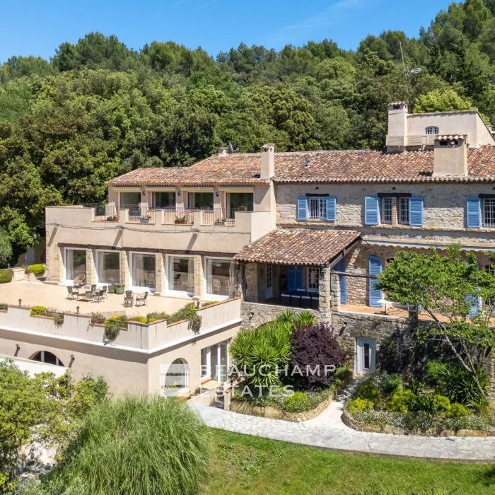 Mougins – Propriété d’architecte à réinventer, au cœur d’un écrin de verdure